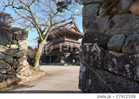 大楼壁(石垣)の間から瑞泉寺山門を望む、富山県井波 Inami25.jpg 門, 山門, 大門, 楼 大楼壁(石垣)の間から瑞泉寺山門を望む、富山県井波 Inami25.jpg 門, 山門, 大門, 楼 27922509