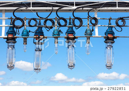 イカ釣り漁船の集魚灯と青空の写真素材 [27922851] - PIXTA