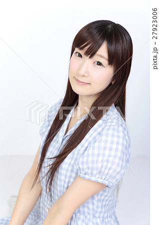 若い女性　美髪　ポートレート 27923006