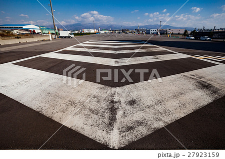 フェリー乗り場の巨大な路面標示 27923159