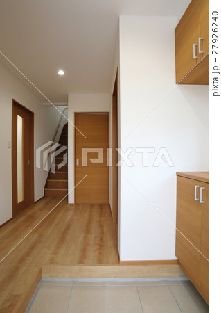 新築住宅の玄関からの風景 27926240