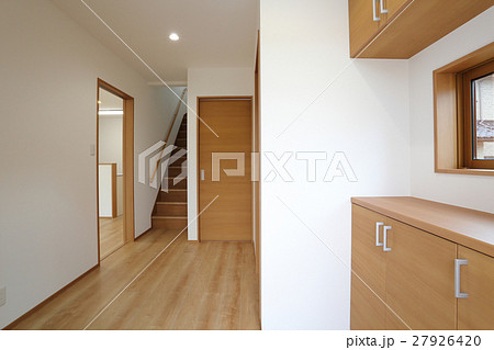 新築住宅の玄関からの風景 27926420