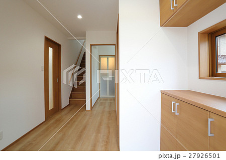 新築住宅の玄関からの風景 27926501