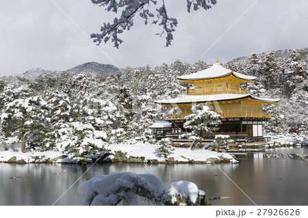 雪の金閣寺 京都の写真素材