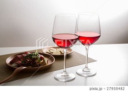 赤ワインとオードブル 27930482