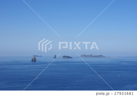 角力灘に浮かぶ島々　長崎県外海の青い海と空 27931681