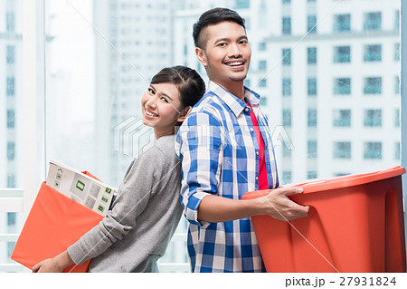 Young indonesian couple carrying moving boxes 27931824
