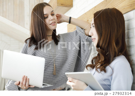 ビジネスシーン　ミーティング　インターナショナル 27932314