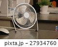 事務机の上に置かれたパソコンのマウスと卓上扇風機 27934760