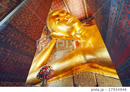 Golden statue of the Reclining Buddha 27934946