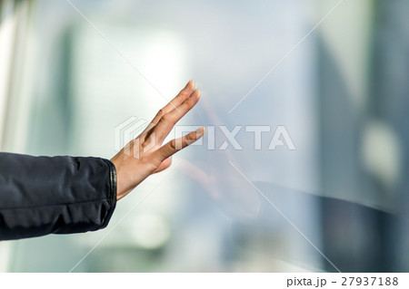 ガラスに触れる手 ガラスに触れる手 27937188