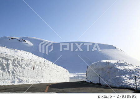 雪の立山黒部アルペンルート 27938895