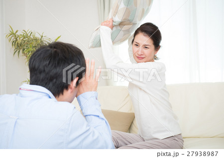 夫婦喧嘩で熟年離婚しそうな中年カップル 27938987