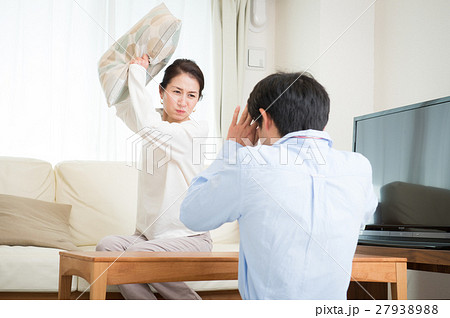 夫婦喧嘩で熟年離婚しそうな中年カップル 27938988