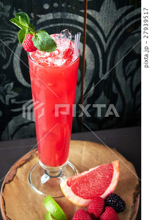 Alcoholic cocktail with berries Alcoholic cocktail with berries 27939517