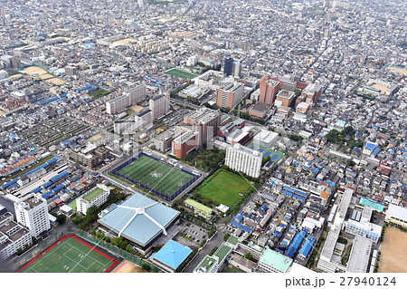 近畿大学東大阪キャンパスを空撮 27940124