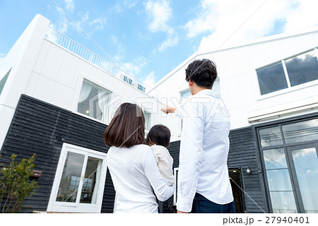 若い3人家族、赤ちゃん、マイホーム、青空 27940401