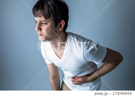 腹痛の男性 腹痛の男性 27940949
