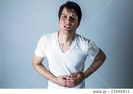 腹痛の男性 腹痛の男性 27940951