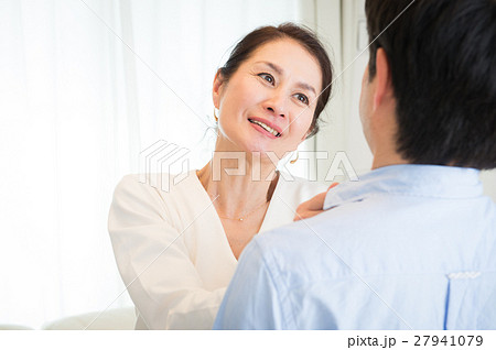 夫婦げんかで熟年離婚しそうな中年カップルの写真素材
