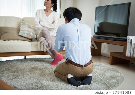 夫婦げんかで熟年離婚しそうな中年カップル 27941083