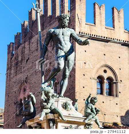 Statue of Neptune in Bologna city in sunny day 27941112