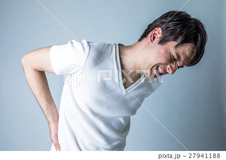 腰痛の男性 27941188