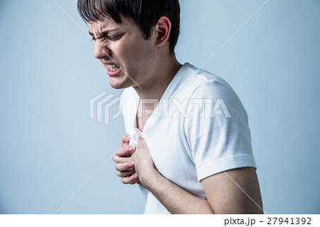 男性の胸の痛みの写真素材 27941392 Pixta