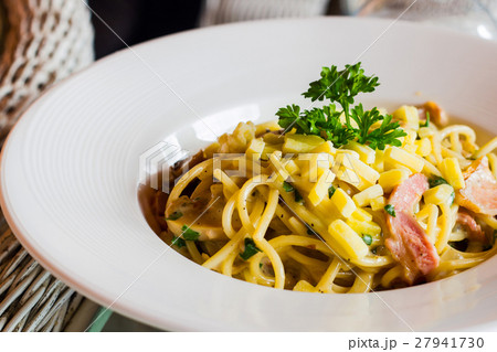 close-up spaghetti carbonara on dish 27941730