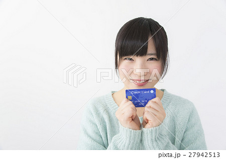 クレジットカードをもった女性　キャッシュレス決済 27942513