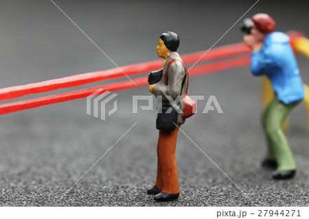 規制線とカメラマン 27944271