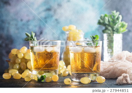 green grape juice 27944851