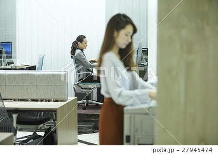 オフィスで働く女性達 27945474