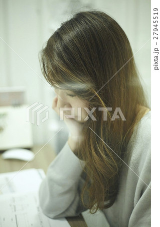 オフィスで働く女性 オフィスで働く女性 27945519