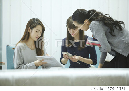 オフィスで働く女性達 27945521