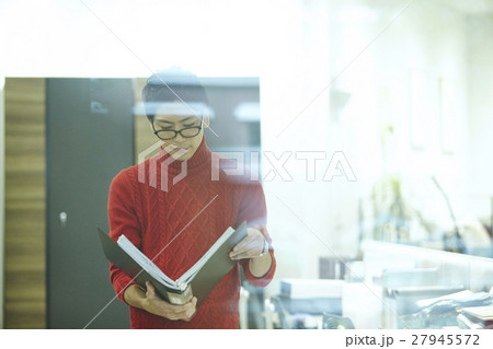オフィス風景　男性 27945572