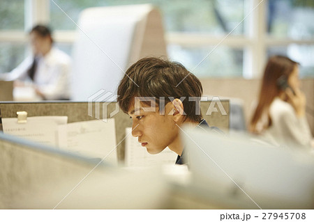 オフィスシーン　男性 27945708