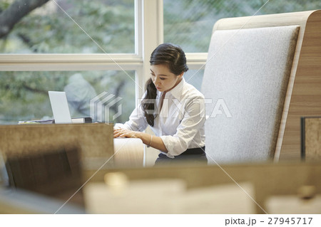 オフィスイメージ 女性 オフィスイメージ 女性 27945717
