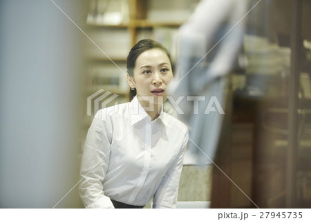 クリエイティブオフィス 女性 クリエイティブオフィス 女性 27945735