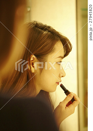 パウダールーム　メイク直しする女性 27945820