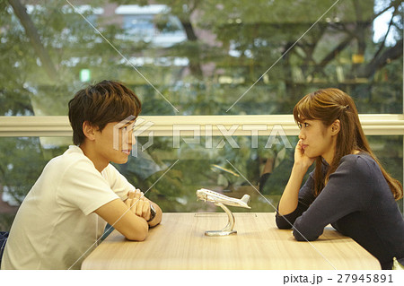 旅行を計画するカップル 27945891