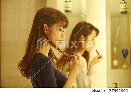 パウダールーム　メイク直しする女性 27945896