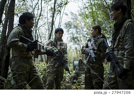 サバイバルゲームをする男女 27947206