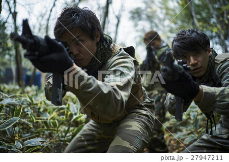 サバイバルゲームをする男女 サバイバルゲームをする男女 27947211