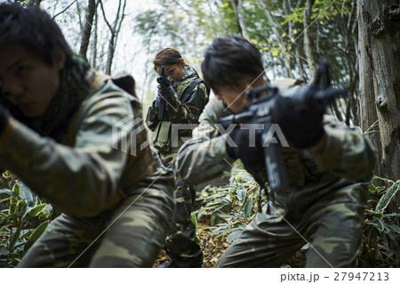 サバイバルゲームをする男女 サバイバルゲームをする男女 27947213
