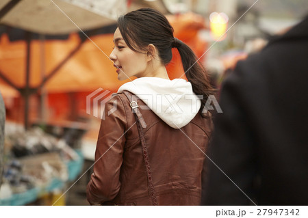 朝市を観光する女性 27947342