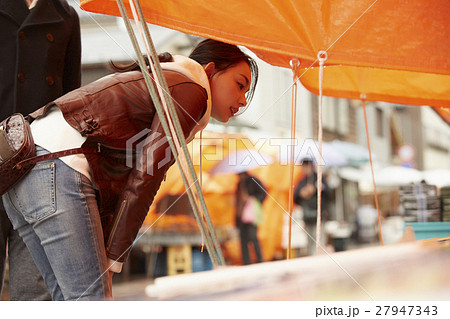 朝市を観光する女性 27947343