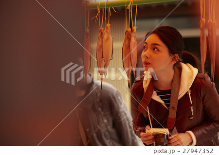 朝市を観光する女性 朝市を観光する女性 27947352