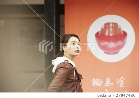 輪島塗　観光する女性 27947436