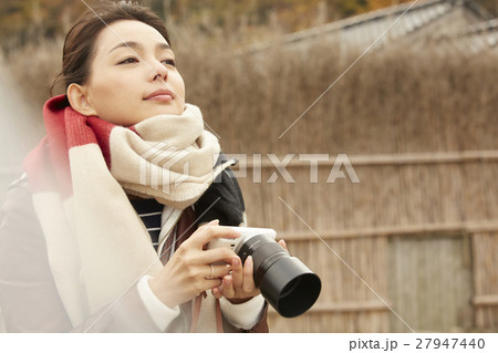 間垣の集落を見学する女性　ポートレート 27947440